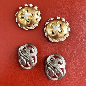 2 pairs of vintage Erwin Pearl clip on earrings. One style gold, one silver.